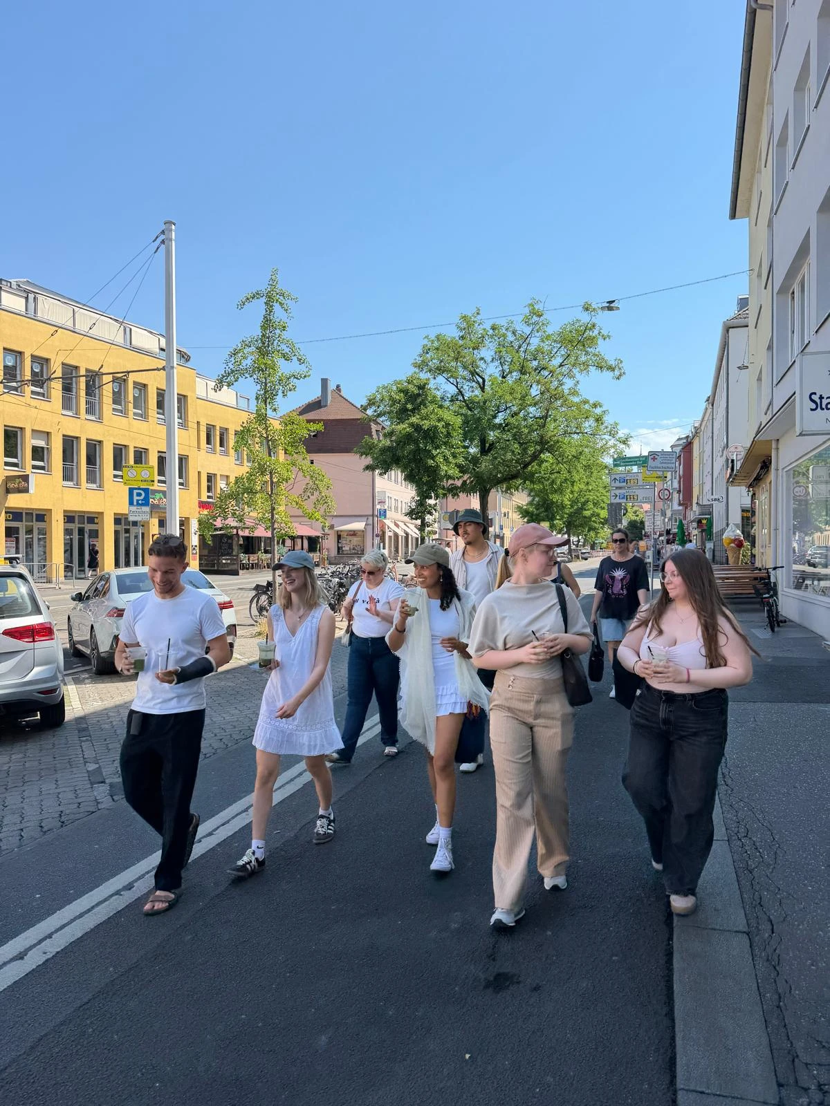 Gruppe beim Coffee Walk durch Würzburg